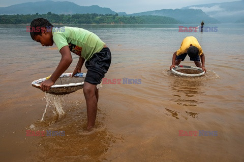 Dzieci wydobywają kamienie z rzeki Jadukata w Bangladeszu