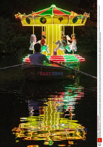 Parada podświetlanych łodzi