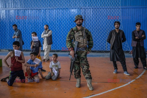 Talibski minister sportu wizytuje szkołę