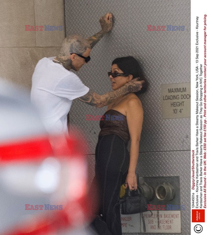 Kourtney Kardashian i Travis Barker całują się na ulicy