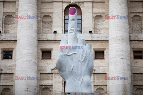 Rzeźba Maurizio Cattelana w Mediolanie
