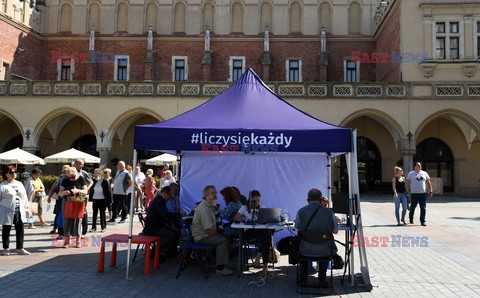 Namiot Narodowego Spisu Powszechnego na Rynku Glownym w Krakowie