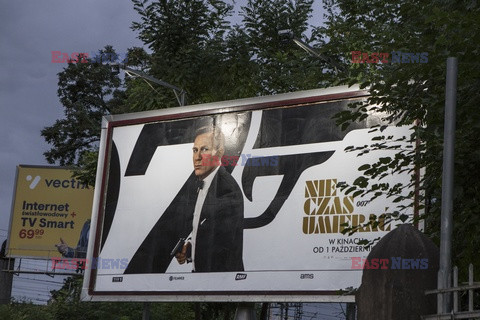 Plakaty reklamujące najnowszy film o Jamesie Bondzie