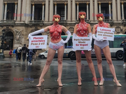Protest PETA przed operą w Paryżu