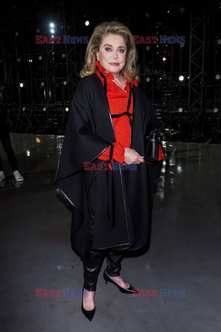 Goście na Tygodniu Mody w Paryżu - lato 2022