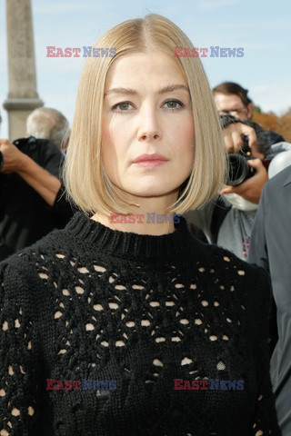 Goście na Tygodniu Mody w Paryżu - lato 2022