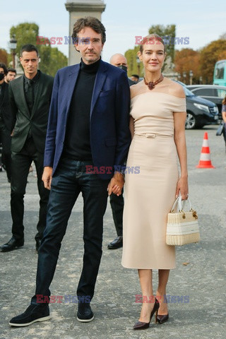 Goście na Tygodniu Mody w Paryżu - lato 2022