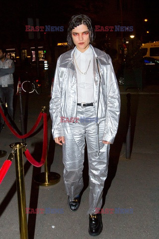 Goście na Tygodniu Mody w Paryżu - lato 2022