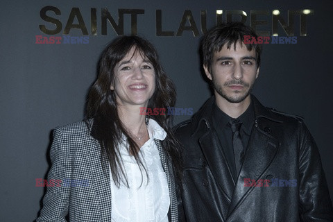 Goście na Tygodniu Mody w Paryżu - lato 2022