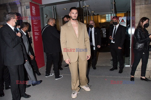 Goście na Tygodniu Mody w Paryżu - lato 2022