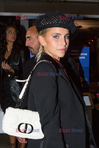 Goście na Tygodniu Mody w Paryżu - lato 2022