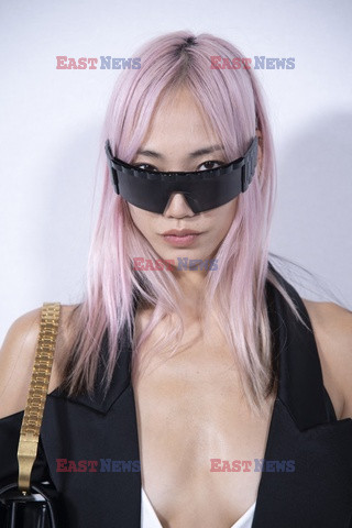 Goście na Tygodniu Mody w Paryżu - lato 2022