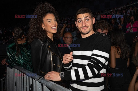 Goście na Tygodniu Mody w Paryżu - lato 2022