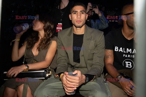 Goście na Tygodniu Mody w Paryżu - lato 2022