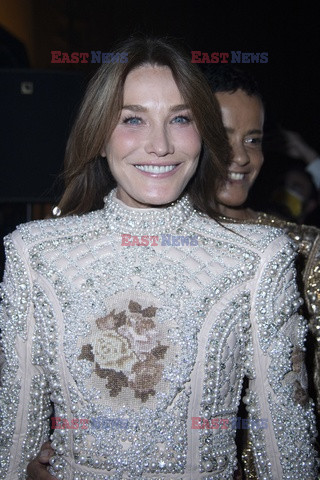 Goście na Tygodniu Mody w Paryżu - lato 2022