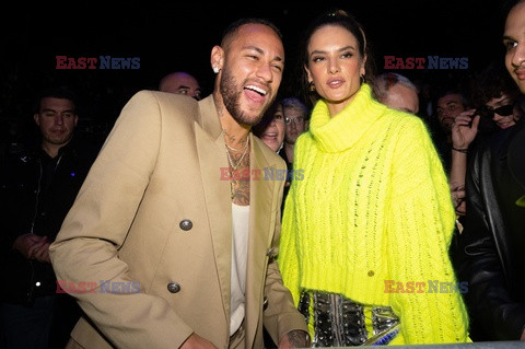 Goście na Tygodniu Mody w Paryżu - lato 2022