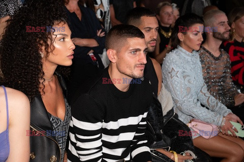 Goście na Tygodniu Mody w Paryżu - lato 2022