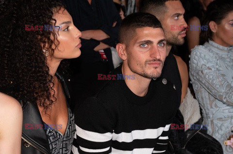 Goście na Tygodniu Mody w Paryżu - lato 2022