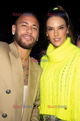 Goście na Tygodniu Mody w Paryżu - lato 2022