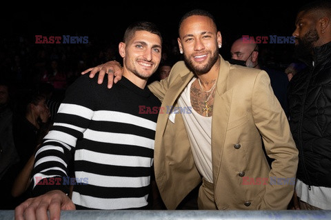 Goście na Tygodniu Mody w Paryżu - lato 2022