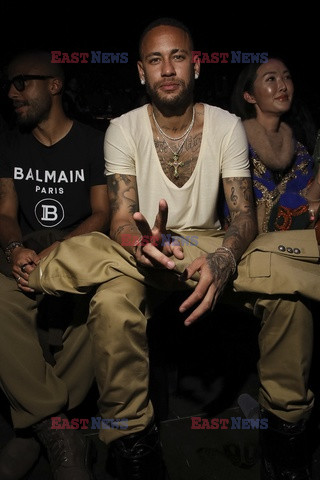 Goście na Tygodniu Mody w Paryżu - lato 2022