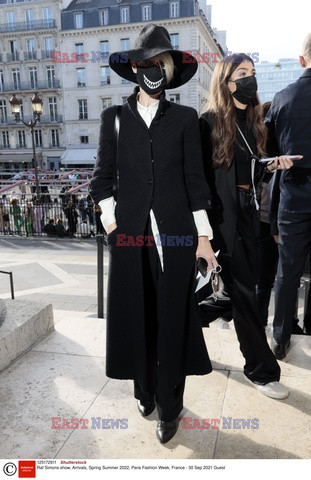 Goście na Tygodniu Mody w Paryżu - lato 2022