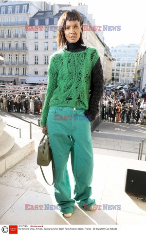 Goście na Tygodniu Mody w Paryżu - lato 2022