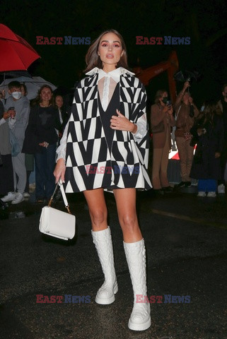 Goście na Tygodniu Mody w Paryżu - lato 2022