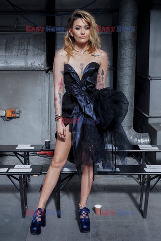 Goście na Tygodniu Mody w Paryżu - lato 2022