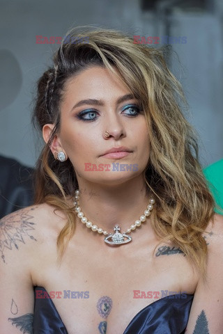 Goście na Tygodniu Mody w Paryżu - lato 2022