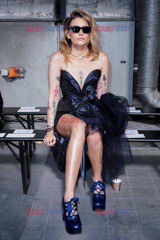 Goście na Tygodniu Mody w Paryżu - lato 2022