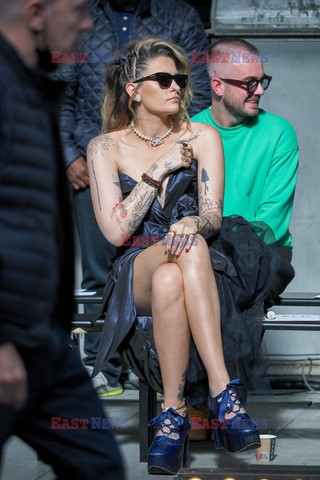 Goście na Tygodniu Mody w Paryżu - lato 2022