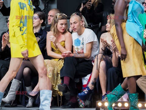 Goście na Tygodniu Mody w Paryżu - lato 2022