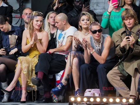 Goście na Tygodniu Mody w Paryżu - lato 2022