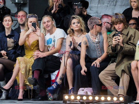 Goście na Tygodniu Mody w Paryżu - lato 2022