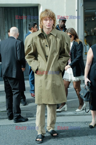 Goście na Tygodniu Mody w Paryżu - lato 2022