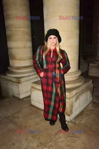 Goście na Tygodniu Mody w Paryżu - lato 2022