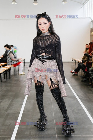 Goście na Tygodniu Mody w Paryżu - lato 2022