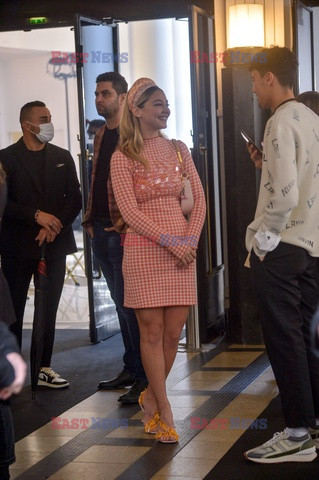 Goście na Tygodniu Mody w Paryżu - lato 2022