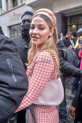 Goście na Tygodniu Mody w Paryżu - lato 2022