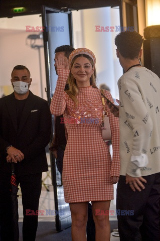 Goście na Tygodniu Mody w Paryżu - lato 2022