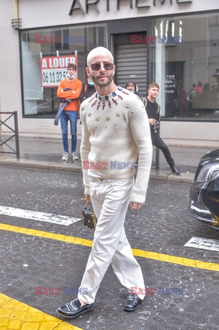 Goście na Tygodniu Mody w Paryżu - lato 2022