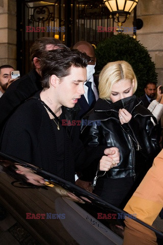 Goście na Tygodniu Mody w Paryżu - lato 2022