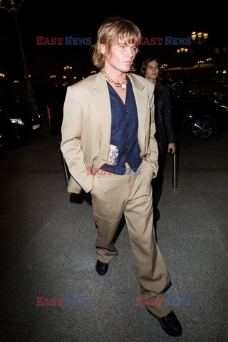 Goście na Tygodniu Mody w Paryżu - lato 2022