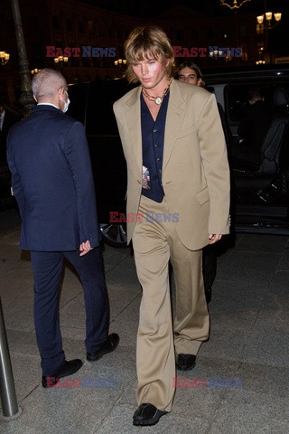 Goście na Tygodniu Mody w Paryżu - lato 2022