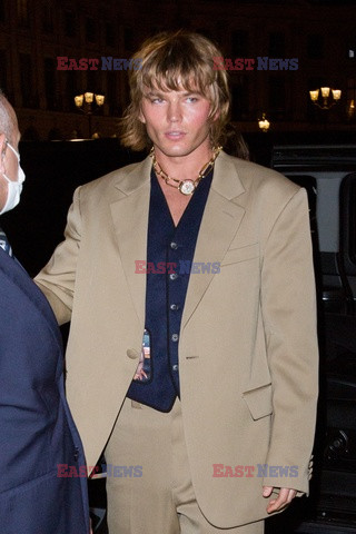 Goście na Tygodniu Mody w Paryżu - lato 2022