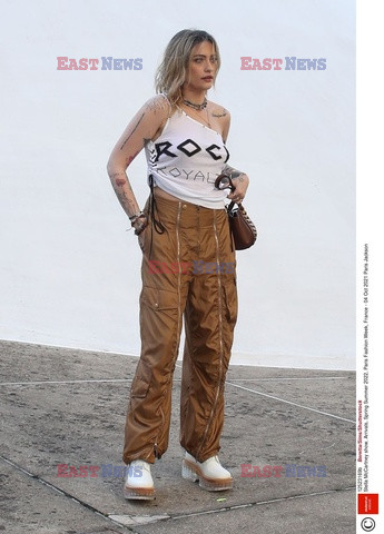 Goście na Tygodniu Mody w Paryżu - lato 2022