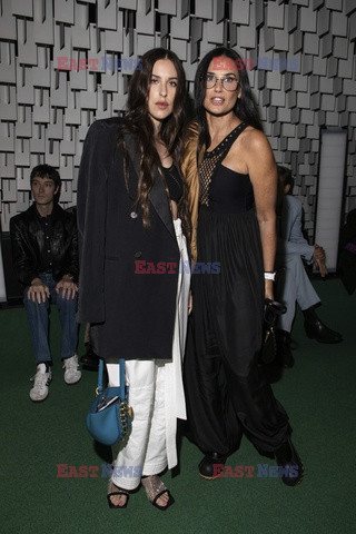 Goście na Tygodniu Mody w Paryżu - lato 2022