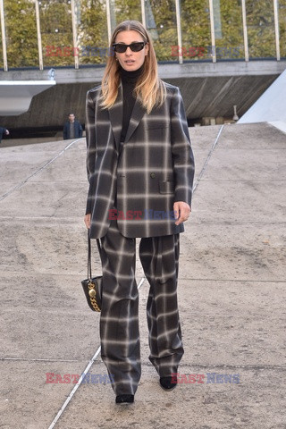 Goście na Tygodniu Mody w Paryżu - lato 2022