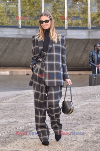 Goście na Tygodniu Mody w Paryżu - lato 2022